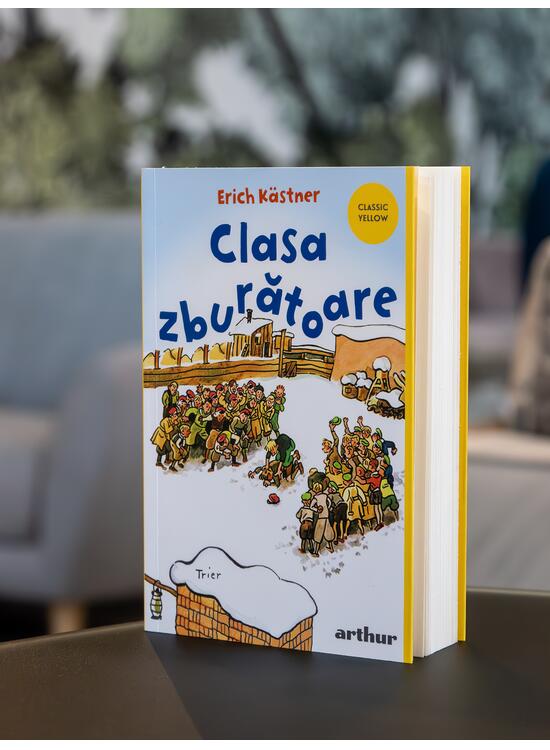 Copertă produs Pachet promo Classic Yellow (Clasa zburătoare paperback și pix) - gallery big 3