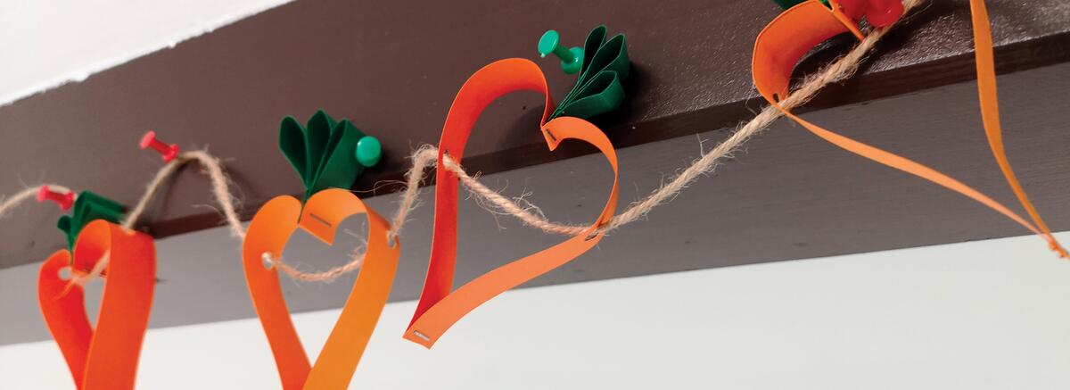 Cum să confecționezi o ghirlandă din morcovi de hărtie?