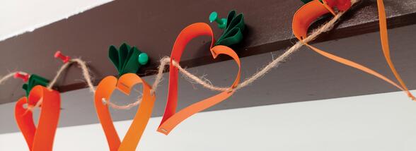 Cum să confecționezi o ghirlandă din morcovi de hărtie?