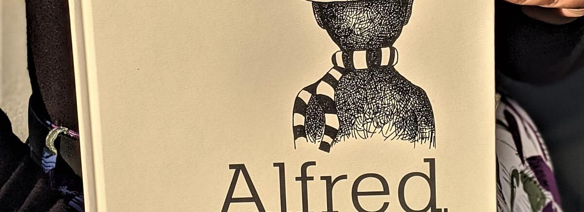 Corina Dascălu: &bdquo;Recomand orice carte pentru copii care reușește să treacă granița v&acirc;rstelor.&rdquo;